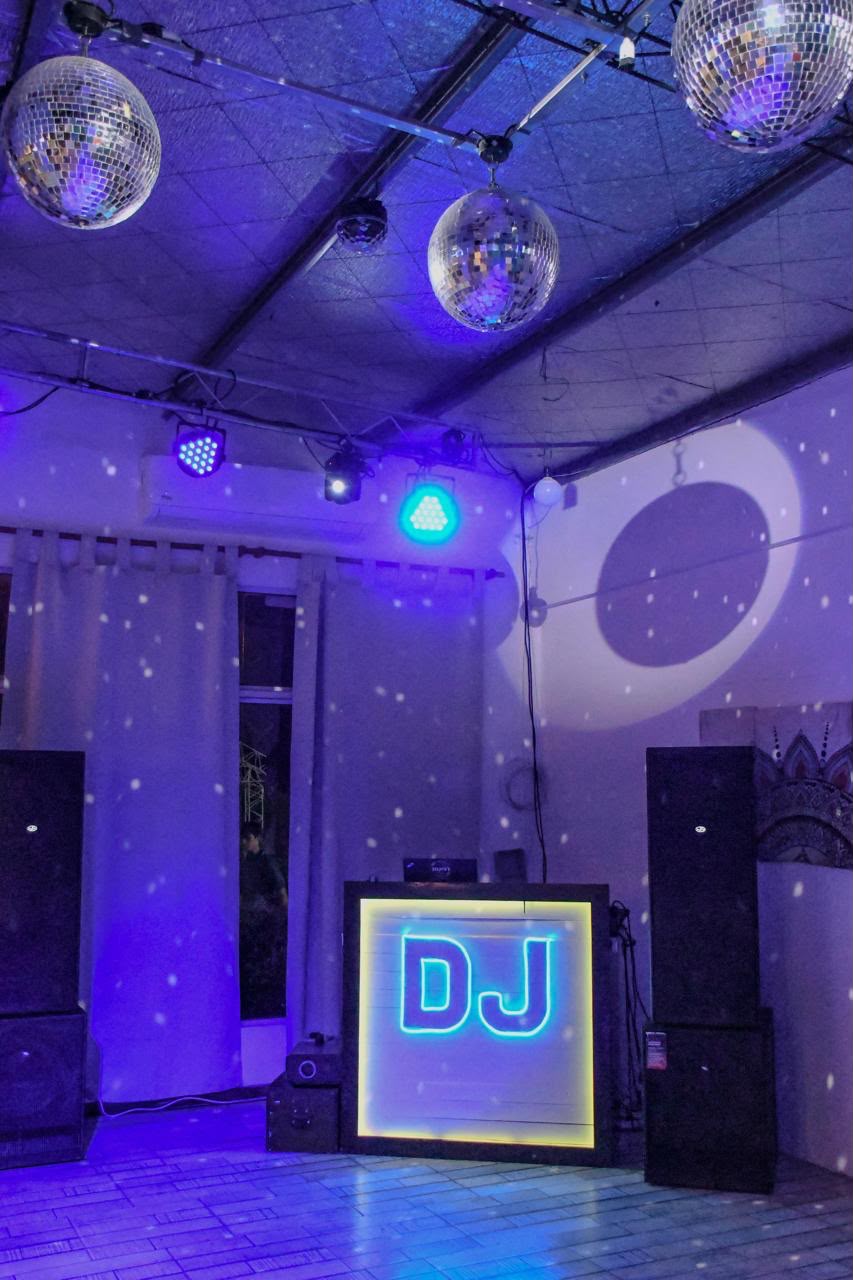 Cabina de DJ con iluminación azul en la pista de la quinta