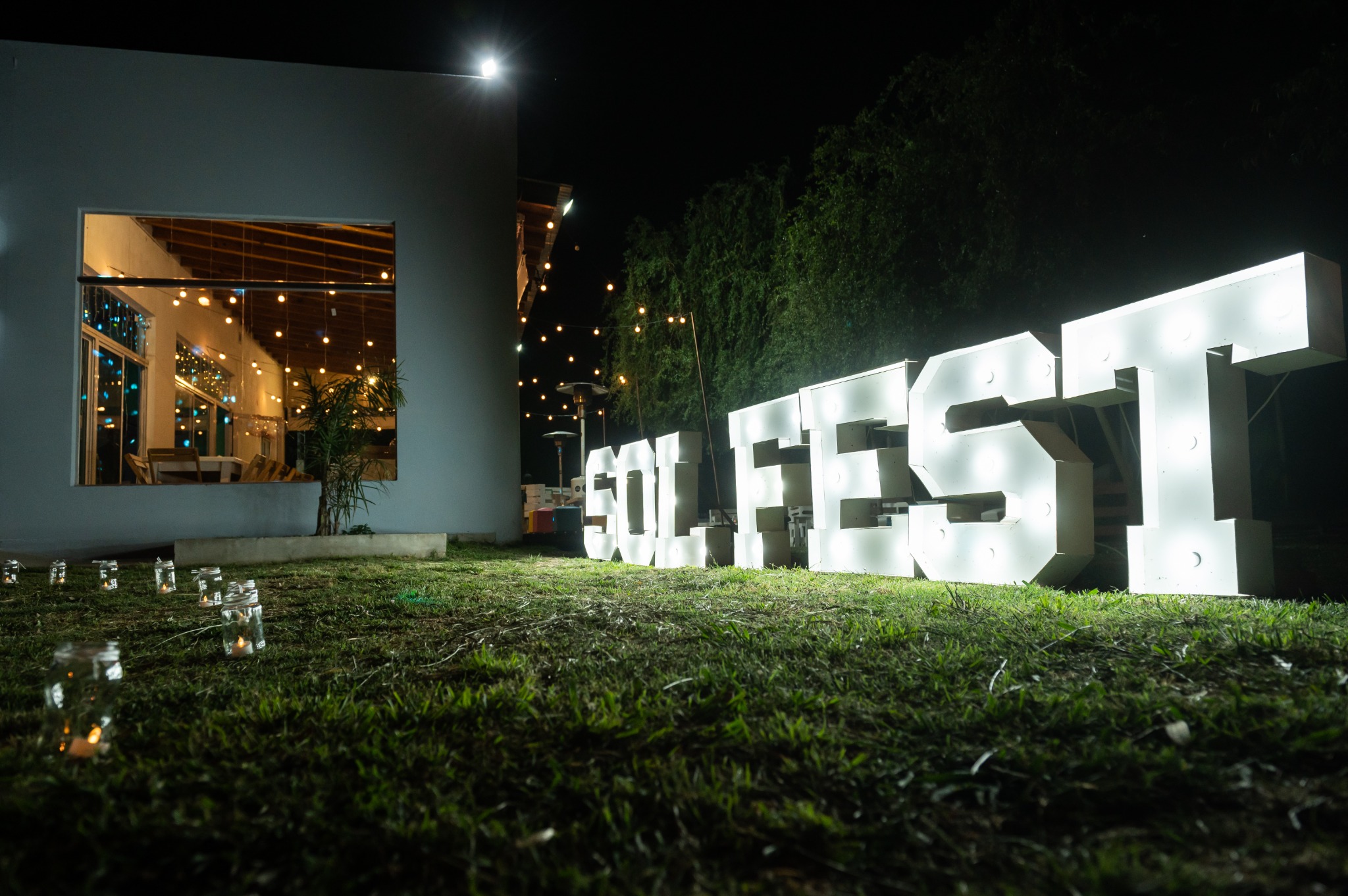 Letras luminosas en el parque durante un evento